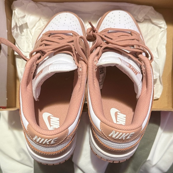 BNIB • WMNS NIKE DUNK SNEAKERS • SZ 7 - Picture 5 of 9